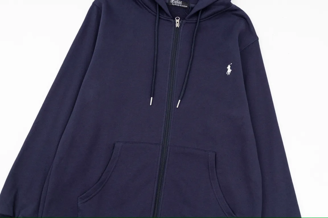 P240 Style No.: Y055 Ralph Lauren/Ralph Lauren pony embroidered zipper cardigan hooded sweatshirt. A one-of-a-kind sweatshirt for autumn and winter is here. You can wear it casually no matter how you wear it! ! This hooded sweatshirt is decorated with the simple style that represents Ralph Lauren and is paired with a pony embroidery pattern, which is three-dimensional and full! The solid color fabric paired with exquisite embroidery instantly sets it off! Hooded sports design, loose and casual fit! The overall texture is very strong! Through the pictures, we can feel the thickness and texture of custom-woven and dyed threads. The workmanship is exquisite. They are shipped from major foreign trade factories. They are all made by masters with many years of experience. Everything is of high standards and requirements! Simple and versatile model ~ Made of imported pique cotton fabric, which is super delicate and soft, close to the body without being tied. All fabrics and accessories are original custom-made and of high quality! Perfectly reflects the brand’s sense of superiority! Standard cut, comfortable stretch, unrestricted movement! Highly practical, high-end and classy! Versatile style ~ can be paired with jeans or jogging pants. Ideal for transitioning from your morning commute to weekend events! Tag, hanging particles, washed, packaging bag, full set of accessories, very good-looking, super exquisite workmanship, size: S-XL, color: navy, black, gray